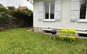 petite maison avec jardin dans banlieue de Paris